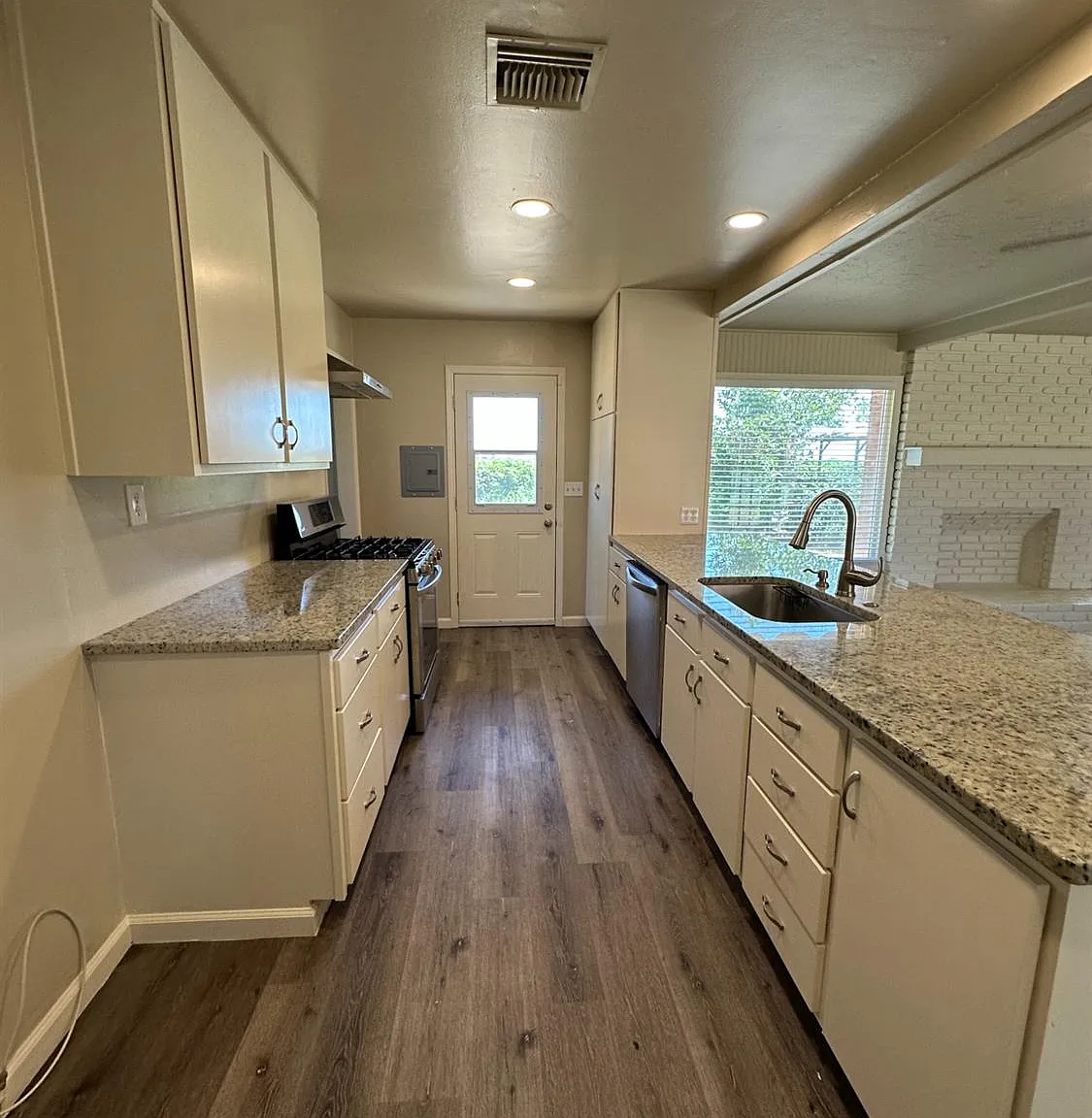 3 bed, 1850 sqft, $1,950 — Photo 4