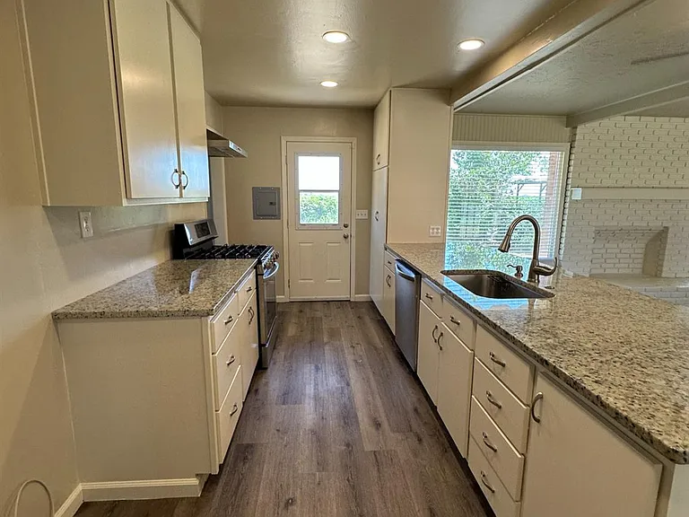 8529 S Chestnut Ave — Photo 4