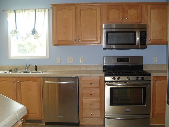 5th image of 29670 Roscommon Dr