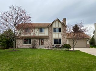 22055 Peterhill Ct, Waukesha, WI 53186