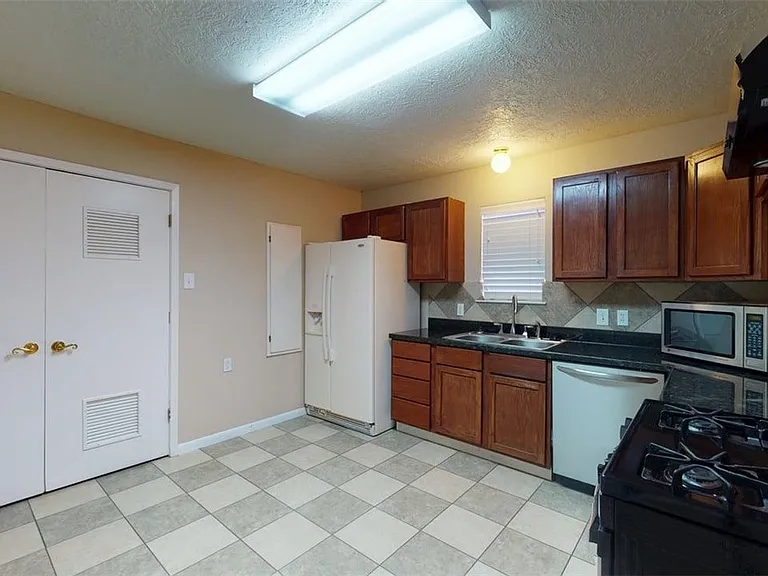 1724 Boardwalk Ct — Photo 5