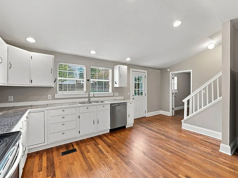 4608 Indiana Ave — Photo 11