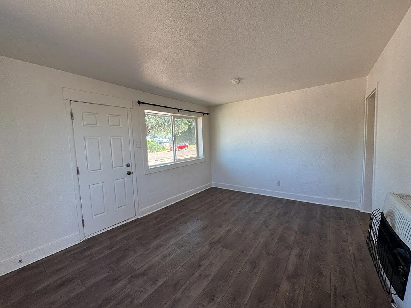 3 Bedroom, 1 Bath Apartment with Large Fenced Backyard — Photo 3