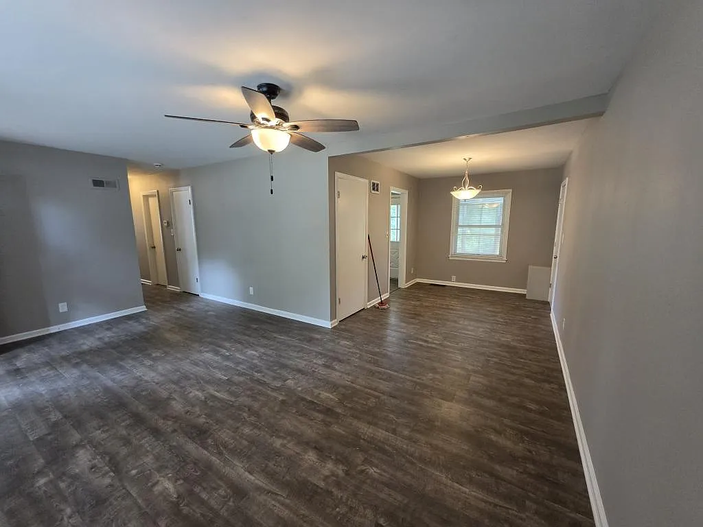 9006 Wornall Rd — Photo 3