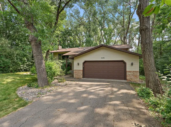 2101 Sheridan Hills Rd, Wayzata, MN 55391