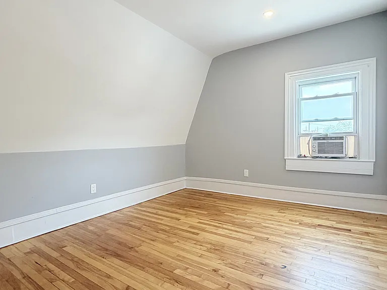 2177-2181 Howard Ave #2177 — Photo 11