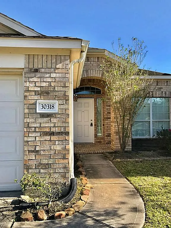 3 bed, 2.0 bath, 1730 sqft, $2,000 — Photo 2