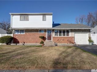 16 Eileen Ave, Plainview, NY 11803