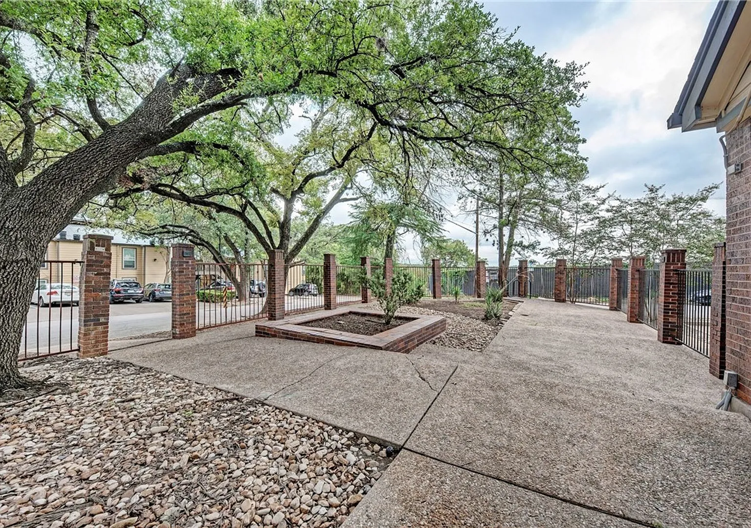 Immediate Move In - 2 Bed 2 Bath — Photo 2
