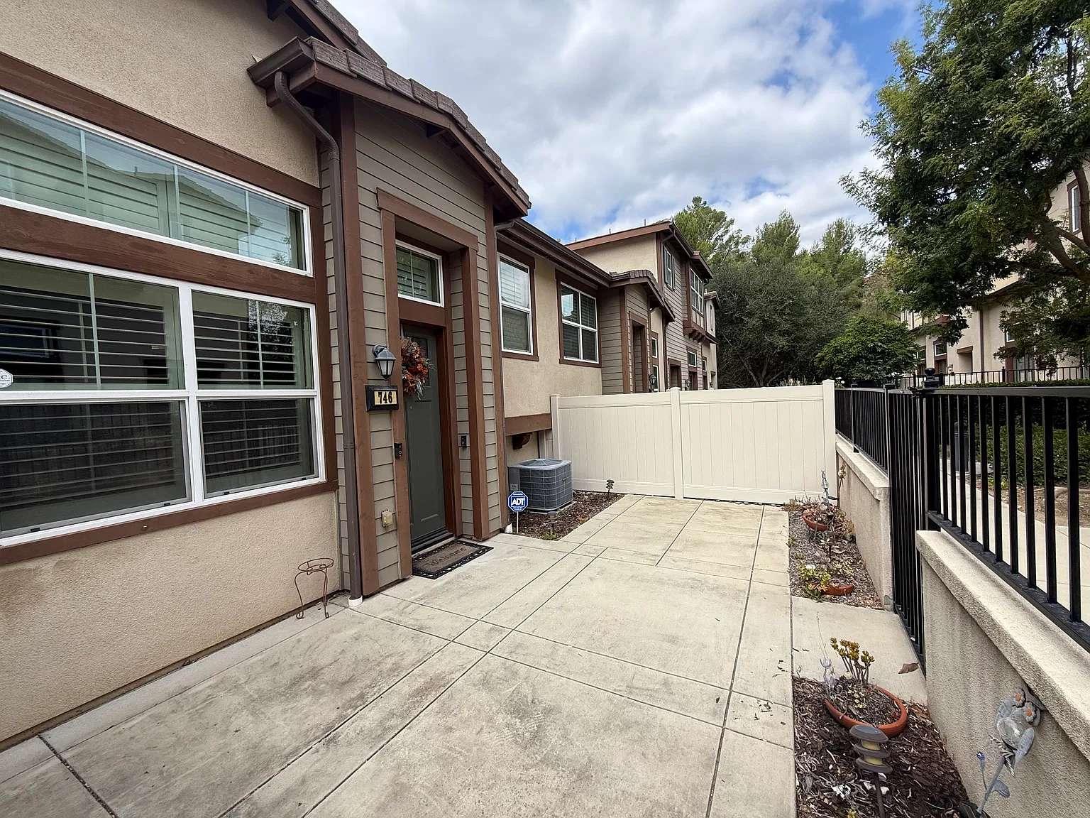 2 bed, 1043 sqft, $3,500 — Photo 2