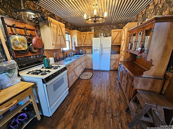 5th image of 1035 Riemer Creek Rd