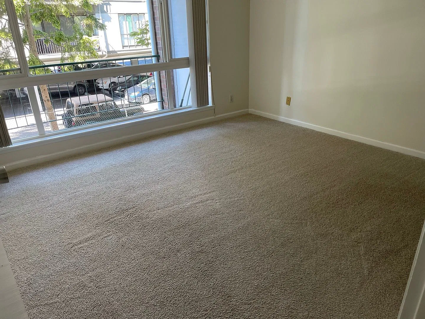 Kirkland Waterfront 1 bedroom with Private Beach Access + W/S/G and Parking Included! — Photo 3