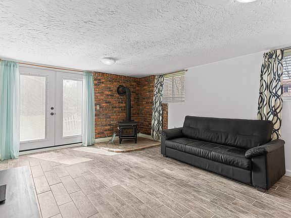 4th image of 25690 Glamorgan Dr
