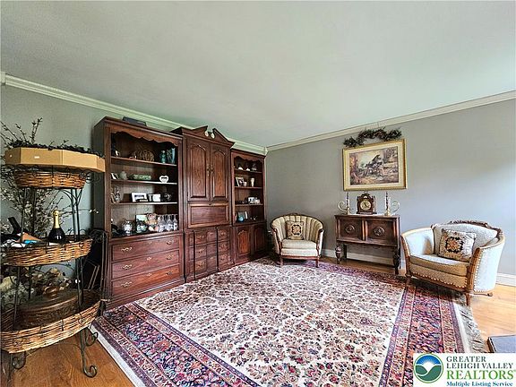 3rd image of 881 Gove Rd