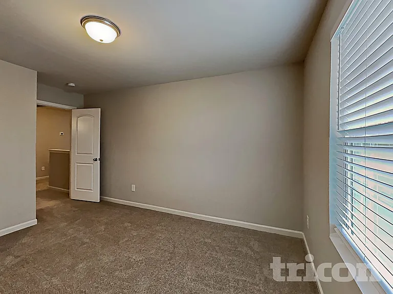 135 Coddington Ln — Photo 11