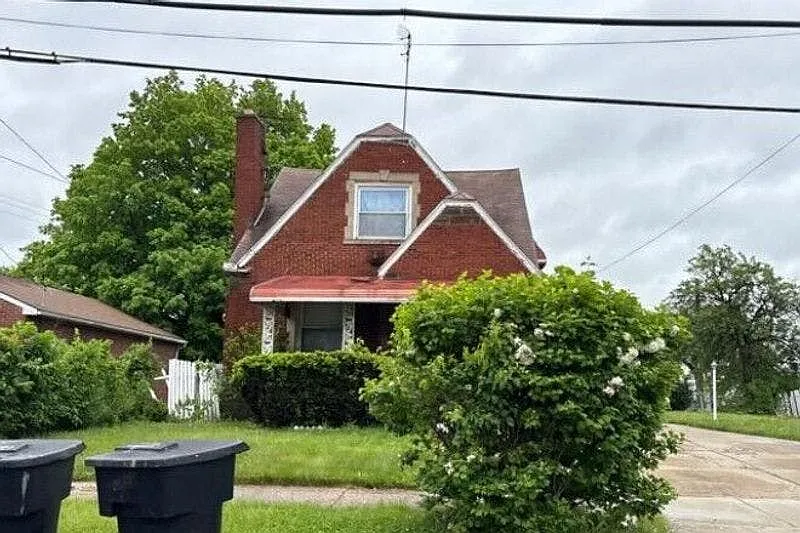 3115 S Waring St photo 1