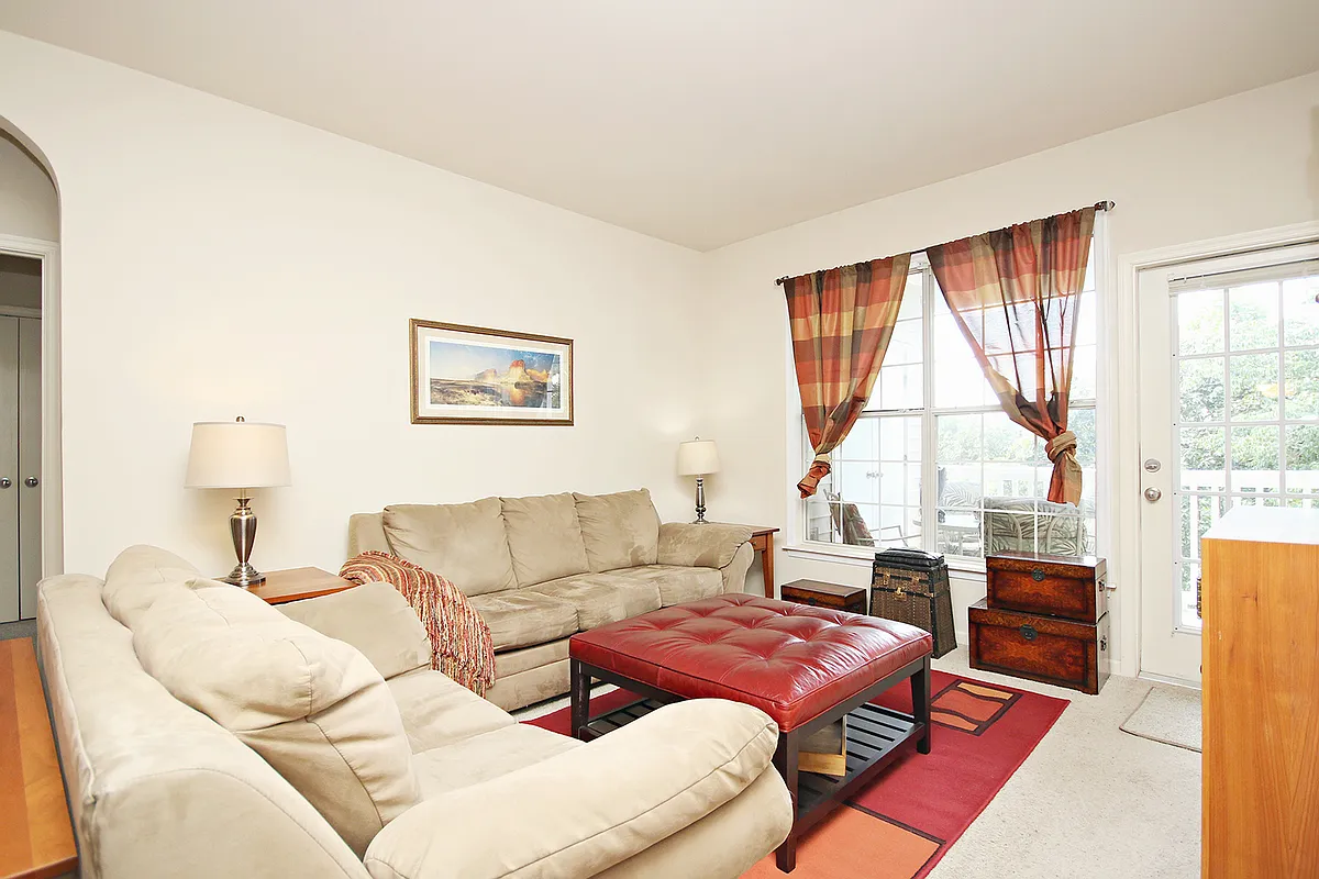 Building Photo - 300 Riverbend Dr #4B