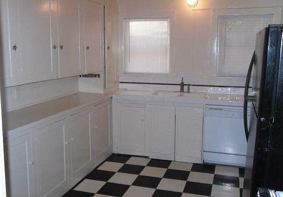 4th image of 170 N Sycamore Ave