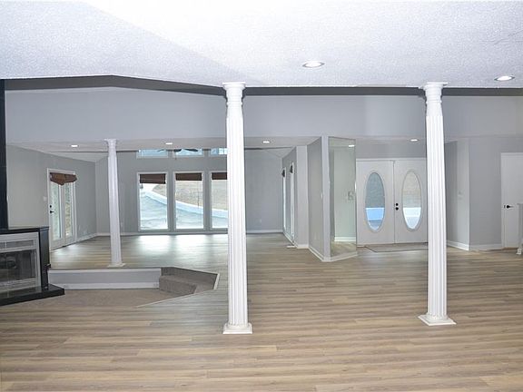 5th image of 215 Oakcrest Dr