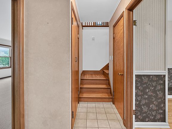 4th image of 112 N Riverside Dr