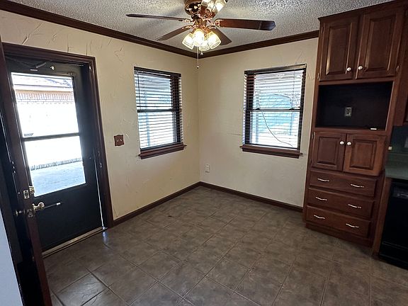 3rd image of 813 Butterfield Trl