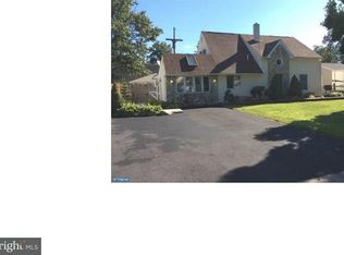 25 Holly Dr, Levittown, PA