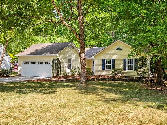 3rd image of 2021 Warwickshire Dr