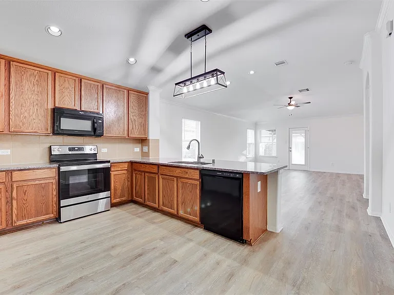 2410 Lakecrest Town Dr — Photo 11