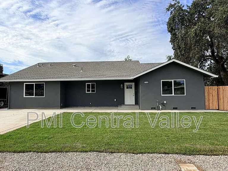 1710 Waverly Dr — Photo 2