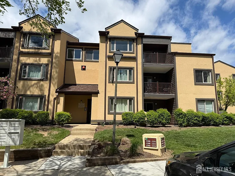 2311 Sayre Dr — Photo 2