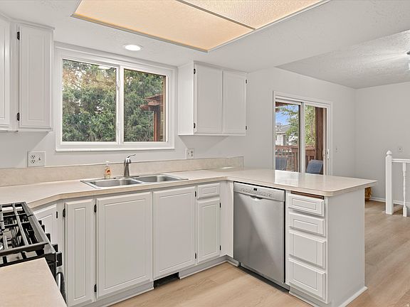3rd image of 339 Carol Dr