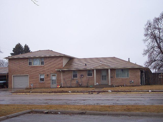 1st image of 902 S Willow St