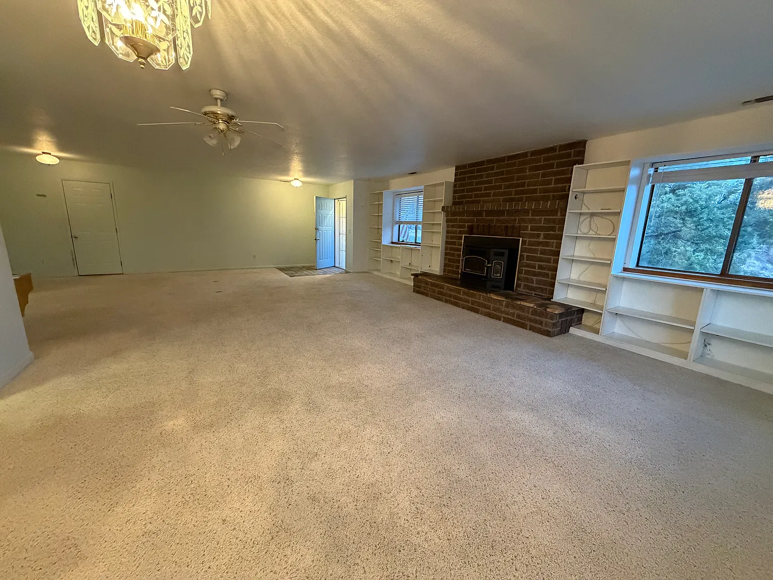 Stunning Views Await - 3 Bedroom Home - Quiet Cul-de-Sac — Photo 3