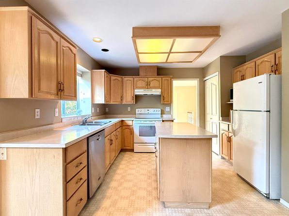 4 bedroom rental in Surrey — photo 6
