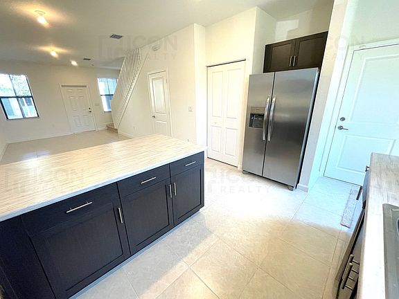 3rd image of 553 SW 19th Ter