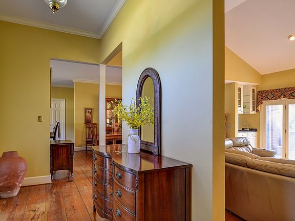 2nd image of 9 Round Ridge Ct