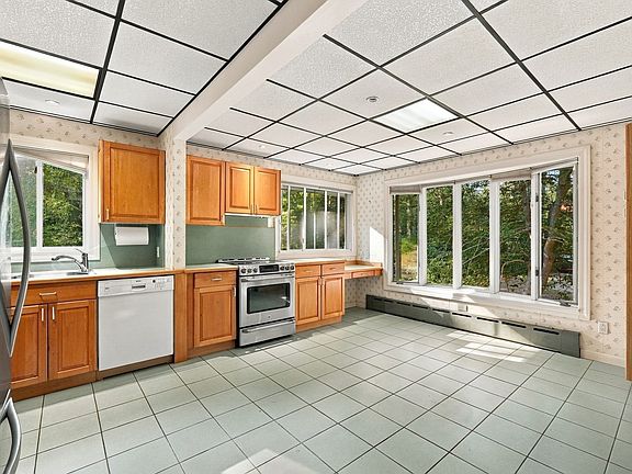 3rd image of 14 Crooked River Rd