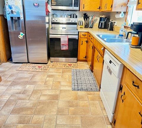 5th image of 112 Ragan St