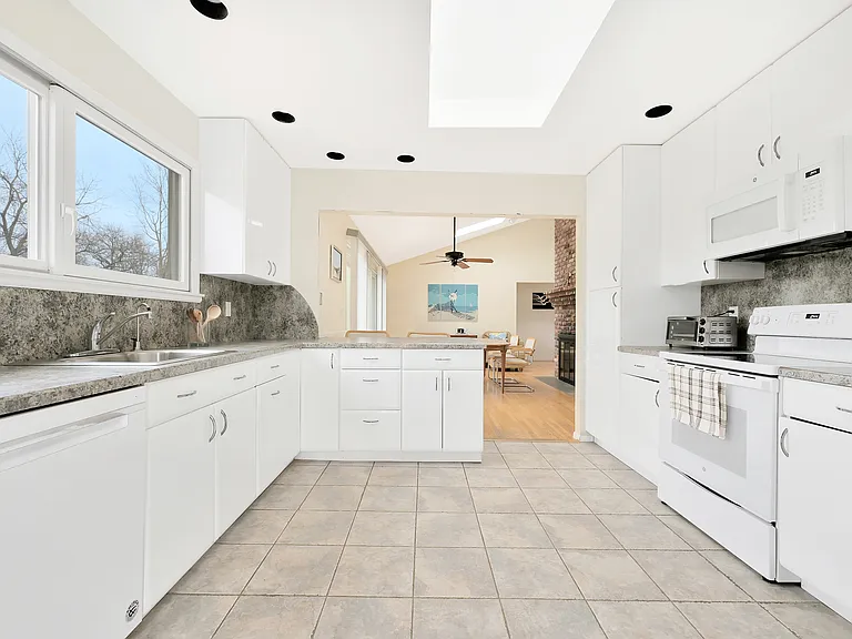 58 Windmill Ln — Photo 8