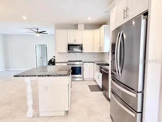 2408 Corrine Dr — Photo 12