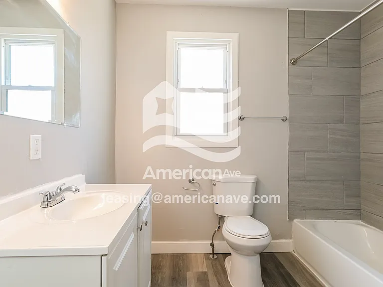 1135972_011_wm_-_main_bathroom_13584213.jpg