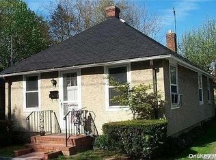 16 Helen Ln, Great Neck, NY 11024