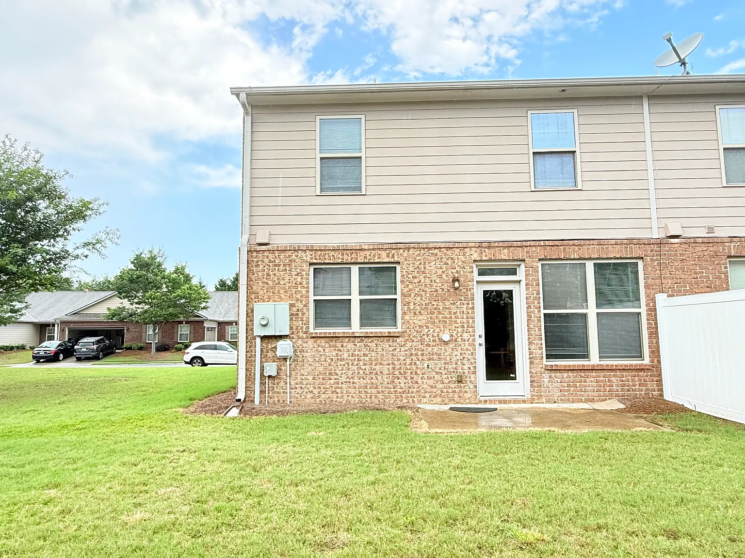 3 bed, 2.5 bath, 1969 sqft, $2,200 — Photo 4