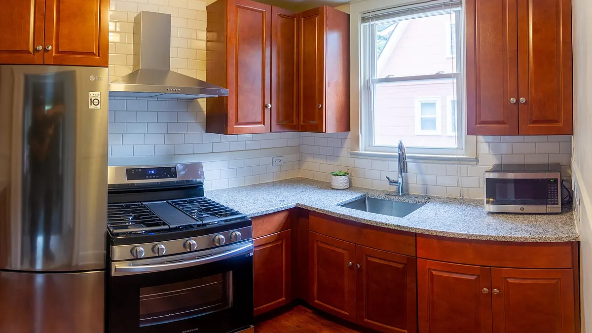 Building Photo - 355 Wordsworth St #1