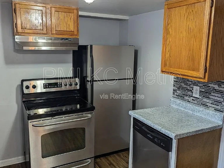 724 S Grand Ave — Photo 6