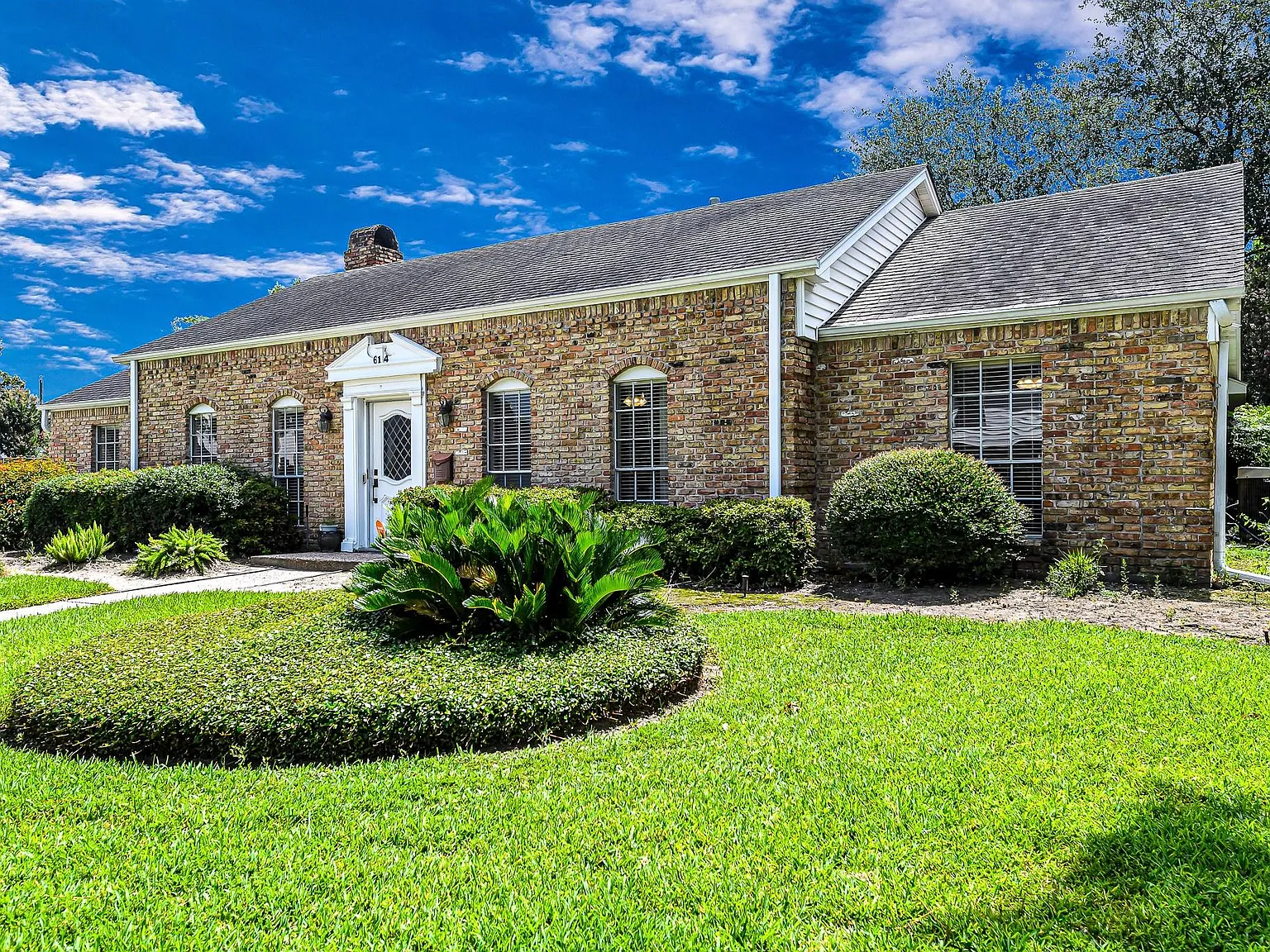 4 bed, 2.0 bath, 2277 sqft, $4,700 — Photo 2