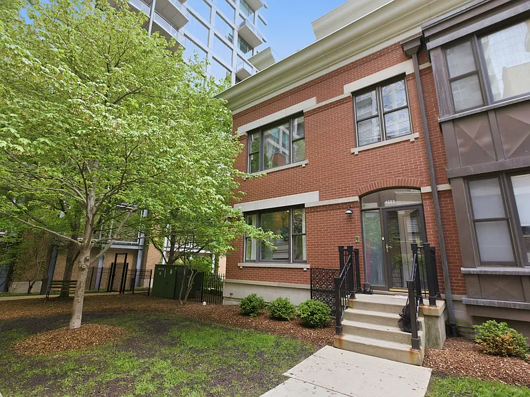 1323 S Indiana Pkwy #TOWNHOME — Photo 1
