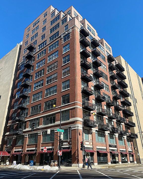 1st image of 547 S Clark St APT 402