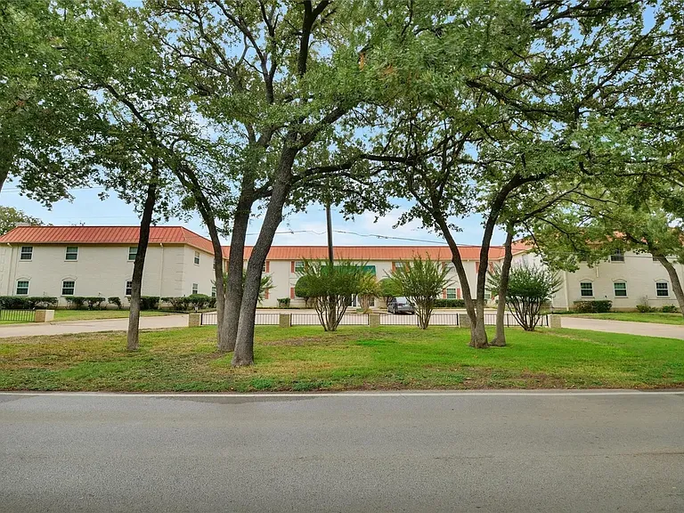 1401 Forest Edge Dr — Photo 14
