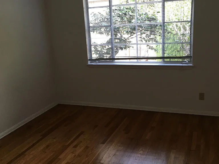 2407 Oak St — Photo 9